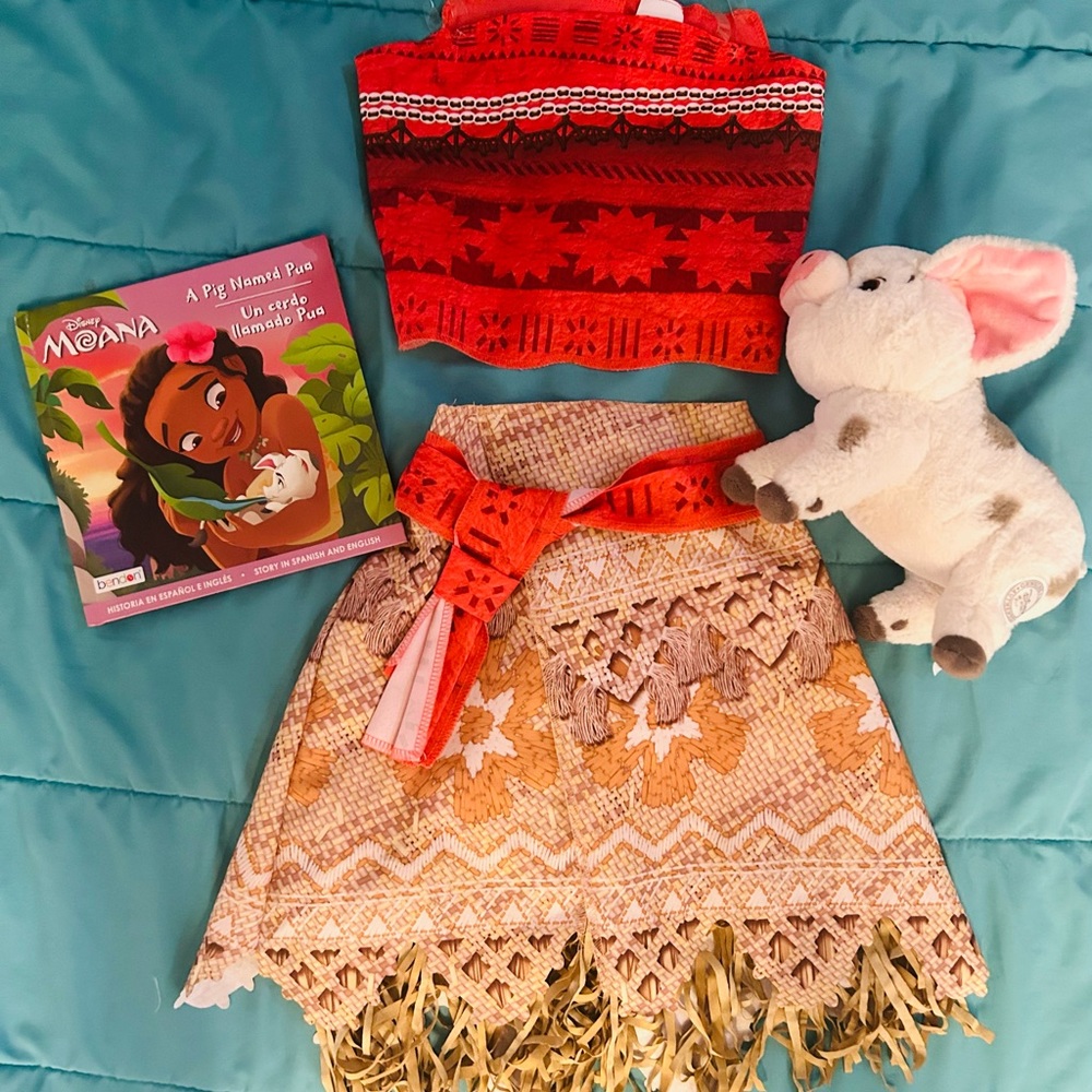 Disney Moana costume w/ book and plush pig sz 4/5t